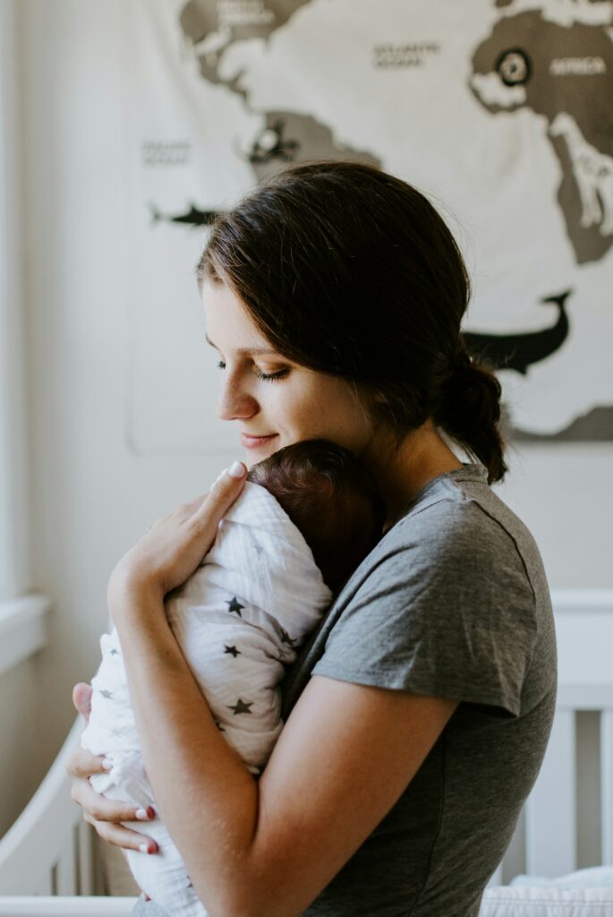 Mãe com bebê representando o período protegido pelo salário-maternidade