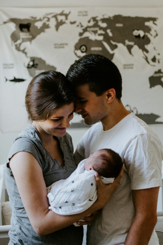 Família com bebê representando proteção previdenciária aos dependentes