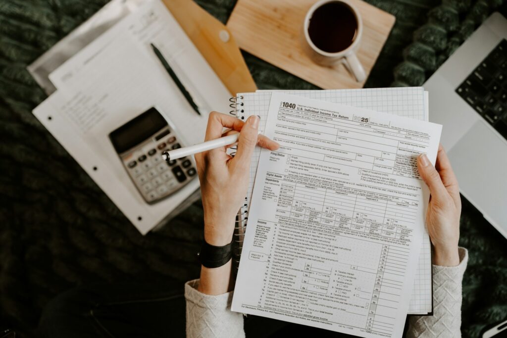 Organização de documentos com calculadora e laptop para pedido de aposentadoria