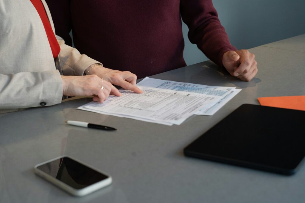 Profissionais analisando documentos após benefício negado pelo INSS