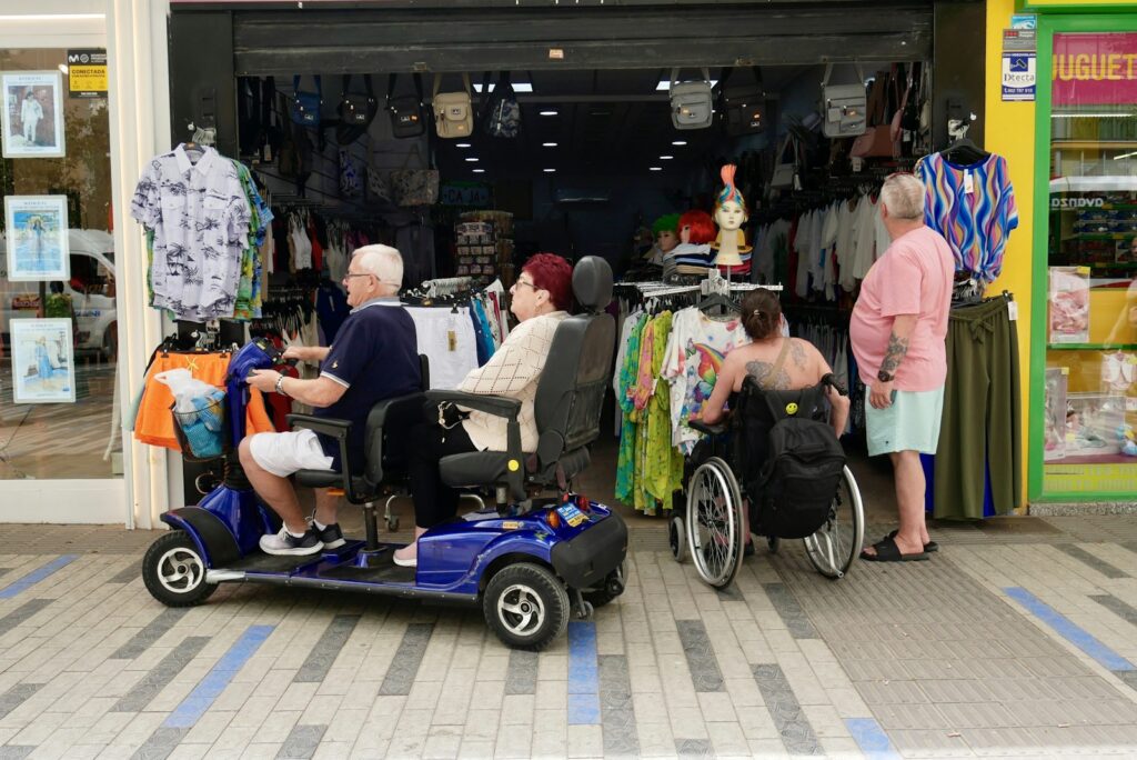 Pessoas com mobilidade reduzida representando acessibilidade e autonomia
